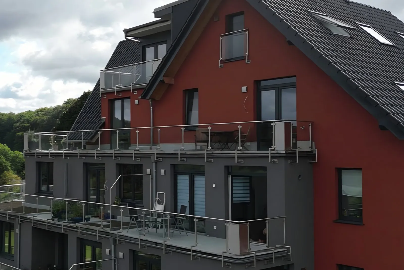 Balkone mit Glasgeländer an einem Wohnhaus