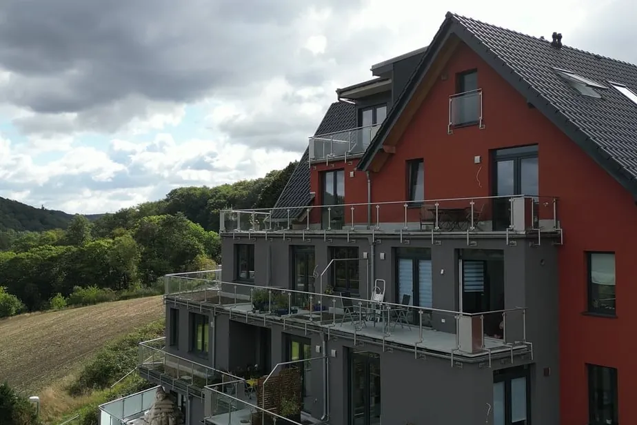 Balkone mit Glasgeländer an einem Wohnhaus
