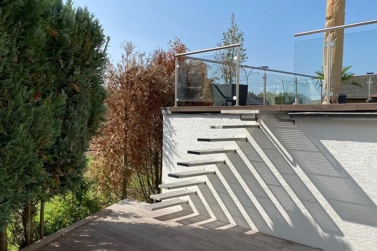 Modernes Glasgeländer mit freistehender Stahltreppe