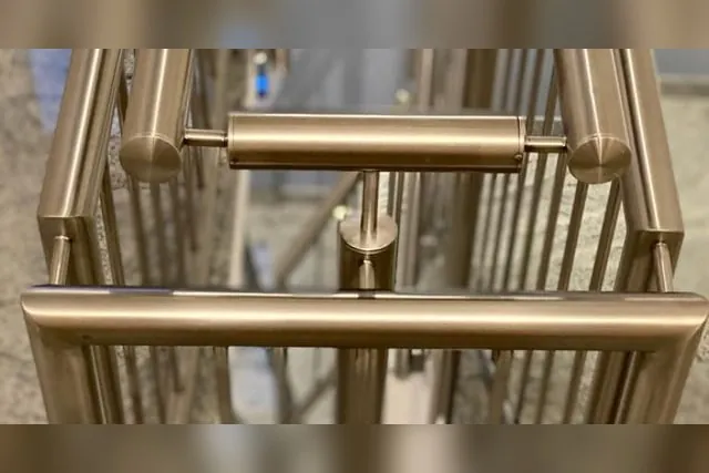 Detailaufnahme eines Geländers mit warmem Metallton